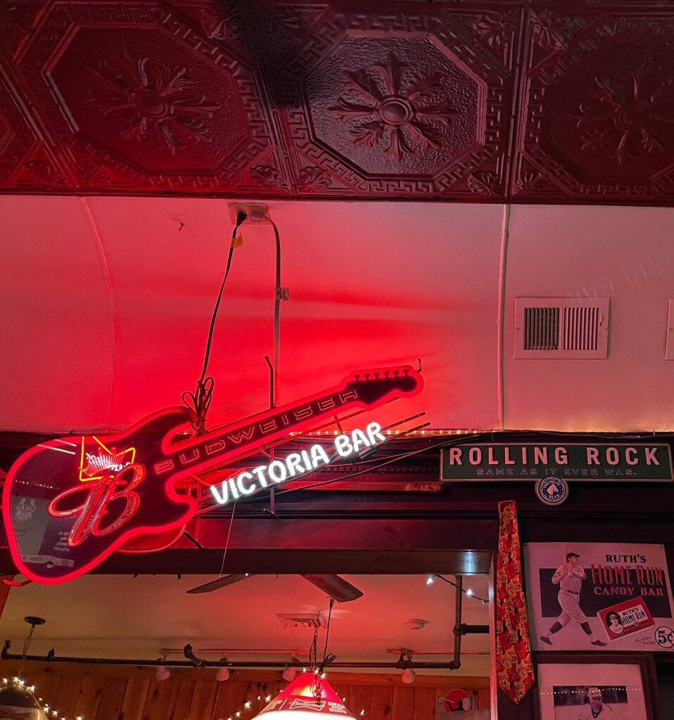 Victoria Bar, Guitar and lighting